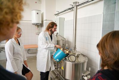 Aula, odborné učebny, laboratoře a školní minipivovar