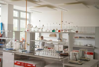 Aula, odborné učebny, laboratoře a školní minipivovar